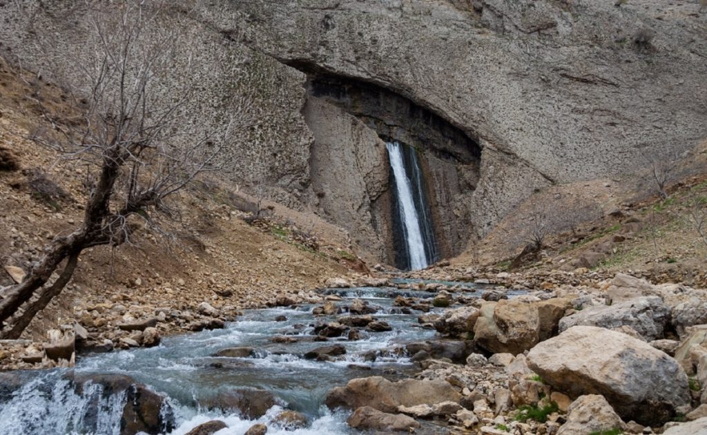 آبشار نیم ساعته کجاست؟